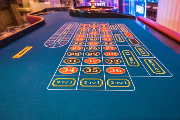 Roulette wheel with real-time spin outcome display